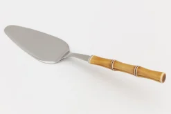 Couverts|Couverts<Flamant HADIS, serveur de gâteau