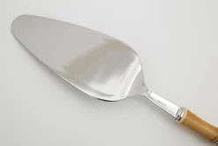 Couverts|Couverts<Flamant HADIS, serveur de gâteau